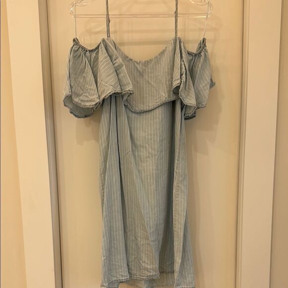 ROMEO & JULIET Blue Denim Chambray pinstripe Off-Shoulder short dress M - Picture 3 of 9
